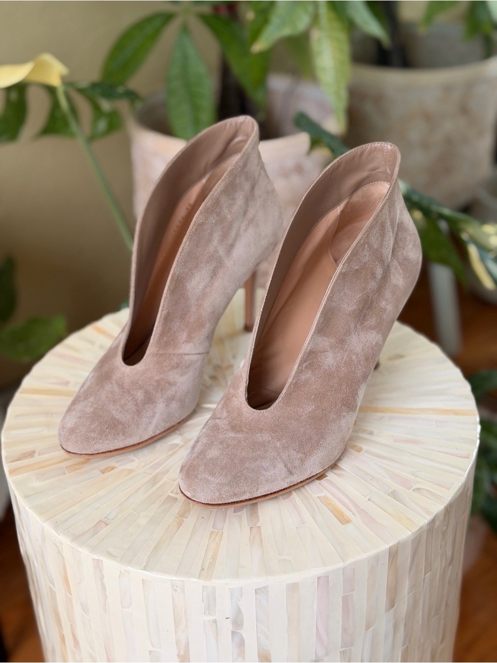 ** EXCELLENT CONDITION ** Gianvito Rossi Nude Suede Almond-Toe Pumps 38 / 8 - Picture 2 of 3